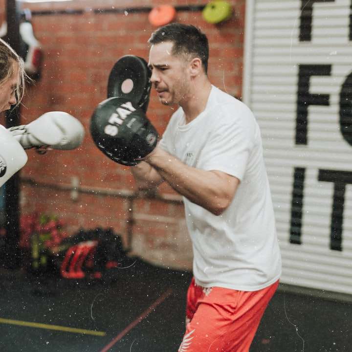 Dos hombres sparring dentro del gimnasio de boxeo rompecabezas en línea