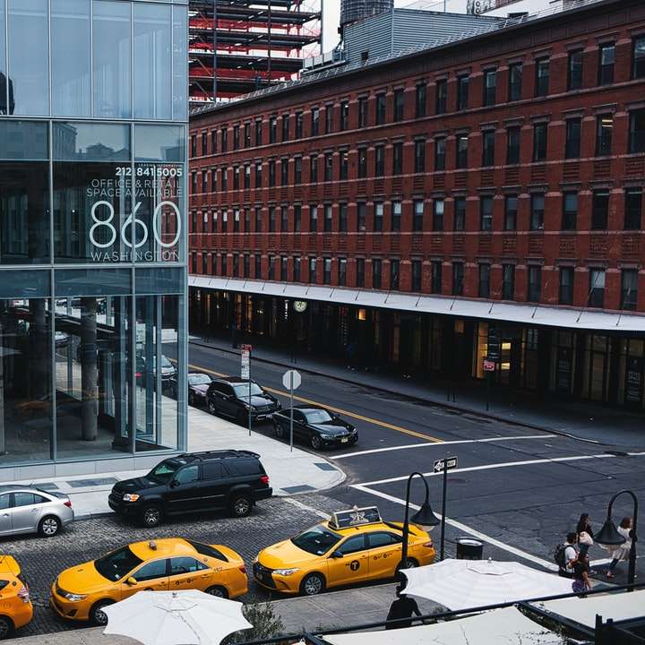 auto parcheggiate davanti all'edificio marrone durante il giorno puzzle scorrevole online