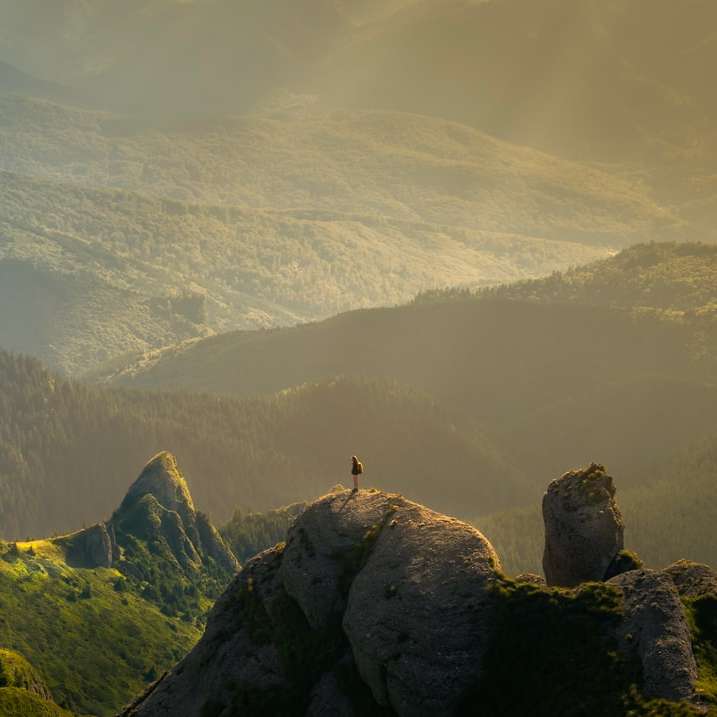 fotografia di paesaggio di montagna colpita dai raggi del sole puzzle scorrevole online