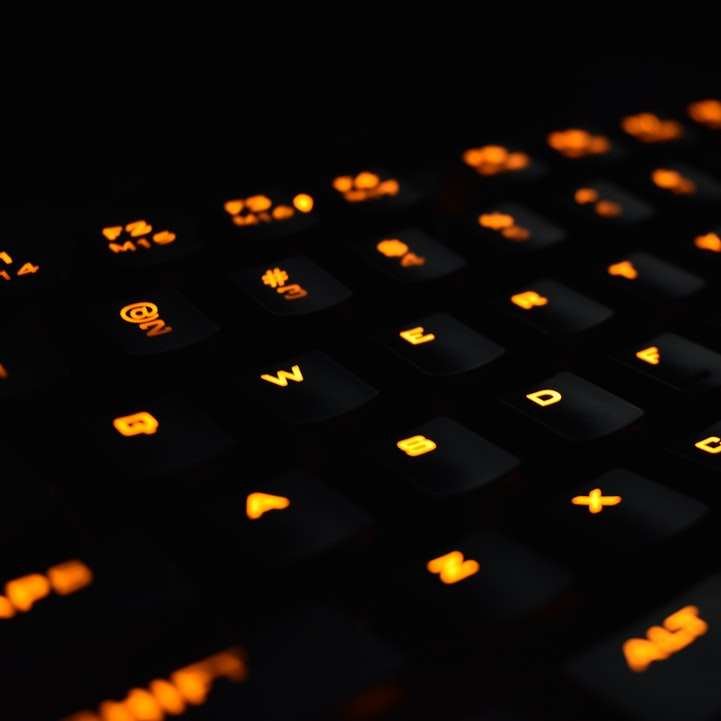 Fotografía en primer plano del teclado de la computadora mecánica puzzle deslizante online