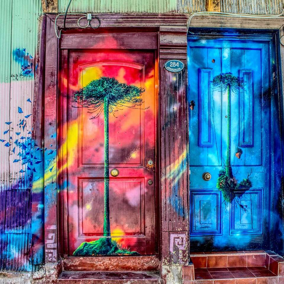 Деревянные и разноцветные закрытые двери с принтом онлайн-пазл