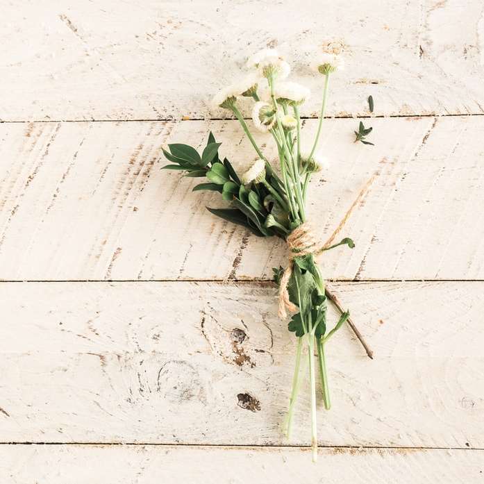 weißer Blumenstrauß auf Holzuntergrund Online-Puzzle