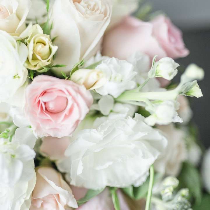 μπουκέτο με λευκά και ροζ τριαντάφυλλα συρόμενο παζλ online