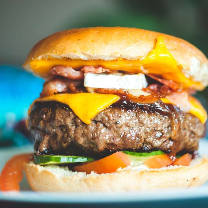 detailní fotografie burgeru s placičkou a plátkem sýra posuvné puzzle online