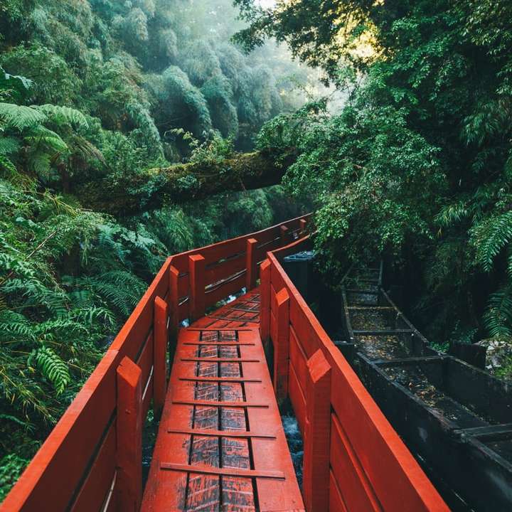 червен метален мост над реката плъзгащ се пъзел онлайн
