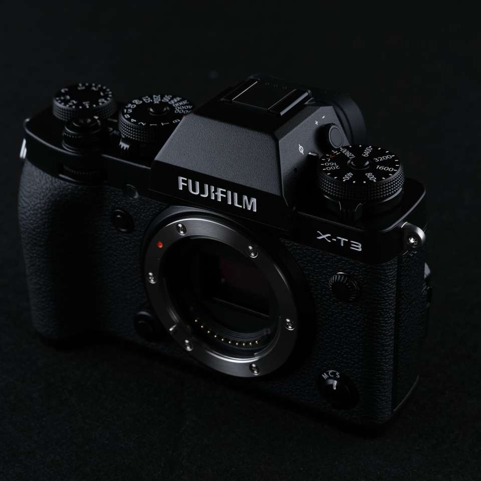 fotocamera reflex nikon nera su superficie nera puzzle scorrevole online
