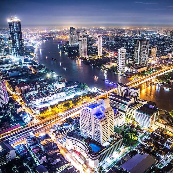 Luftaufnahmen des Stadtbildes bei Nacht Schiebepuzzle online