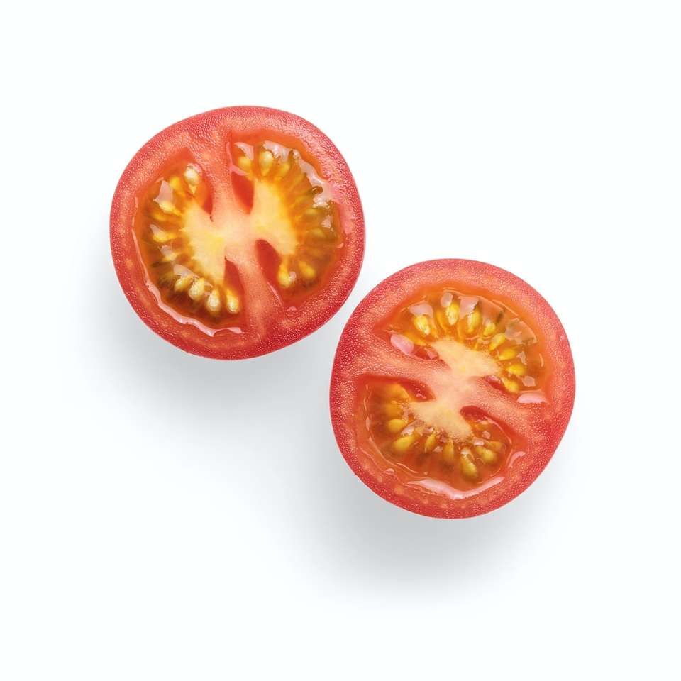 2 skivade tomater på vit yta glidande pussel online