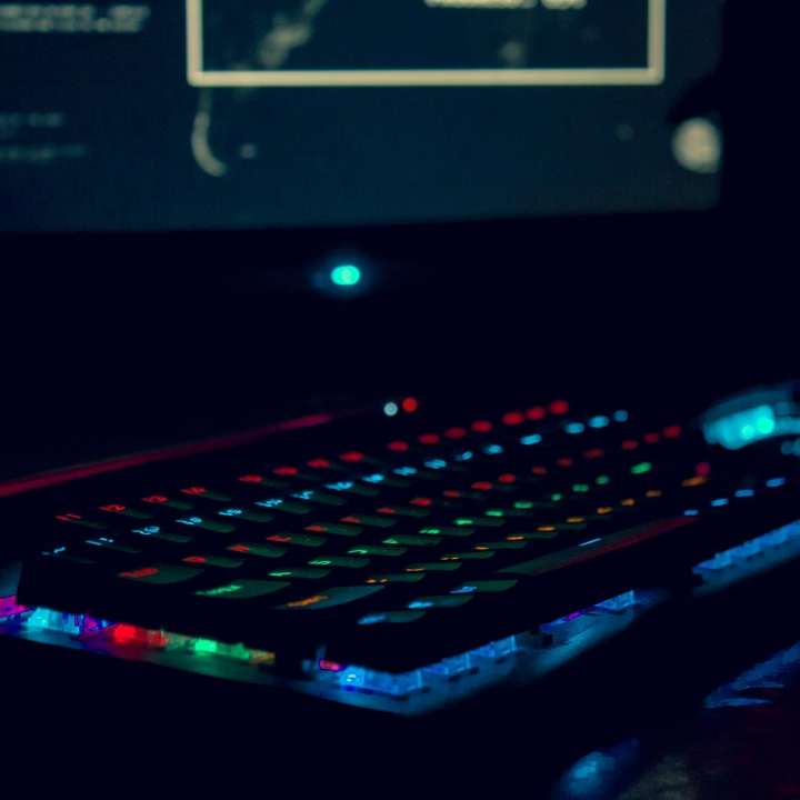 tastiera del computer nero sulla tavola nera puzzle scorrevole online
