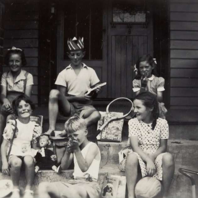 фотография шестерых детей в оттенках серого раздвижная головоломка онлайн