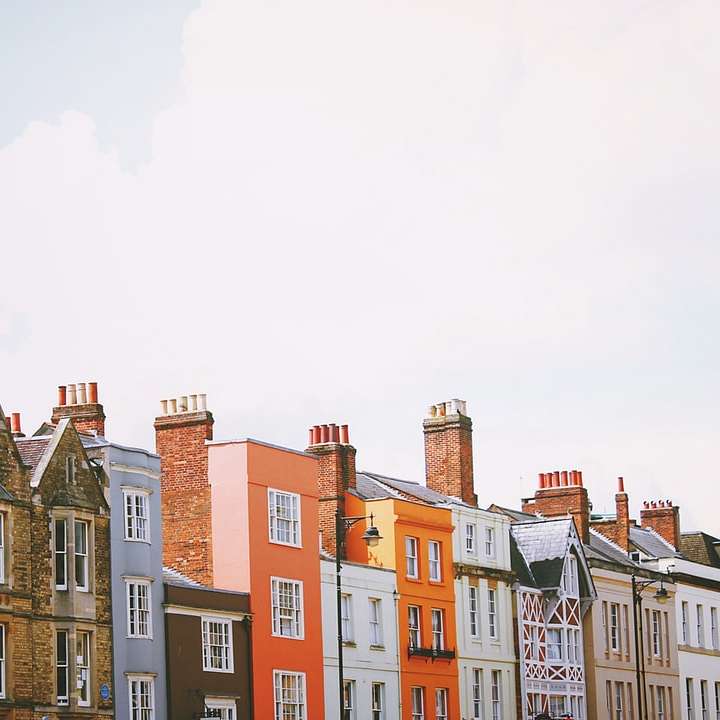 betonnen huizen in verschillende kleuren onder witte wolken schuifpuzzel online