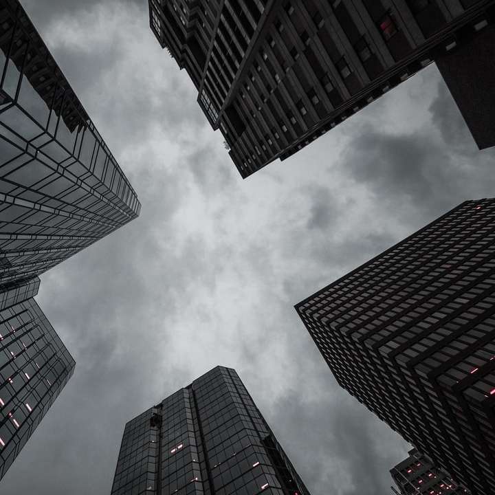 féregszem képe a sokemeletes épületről a felhős ég alatt online puzzle