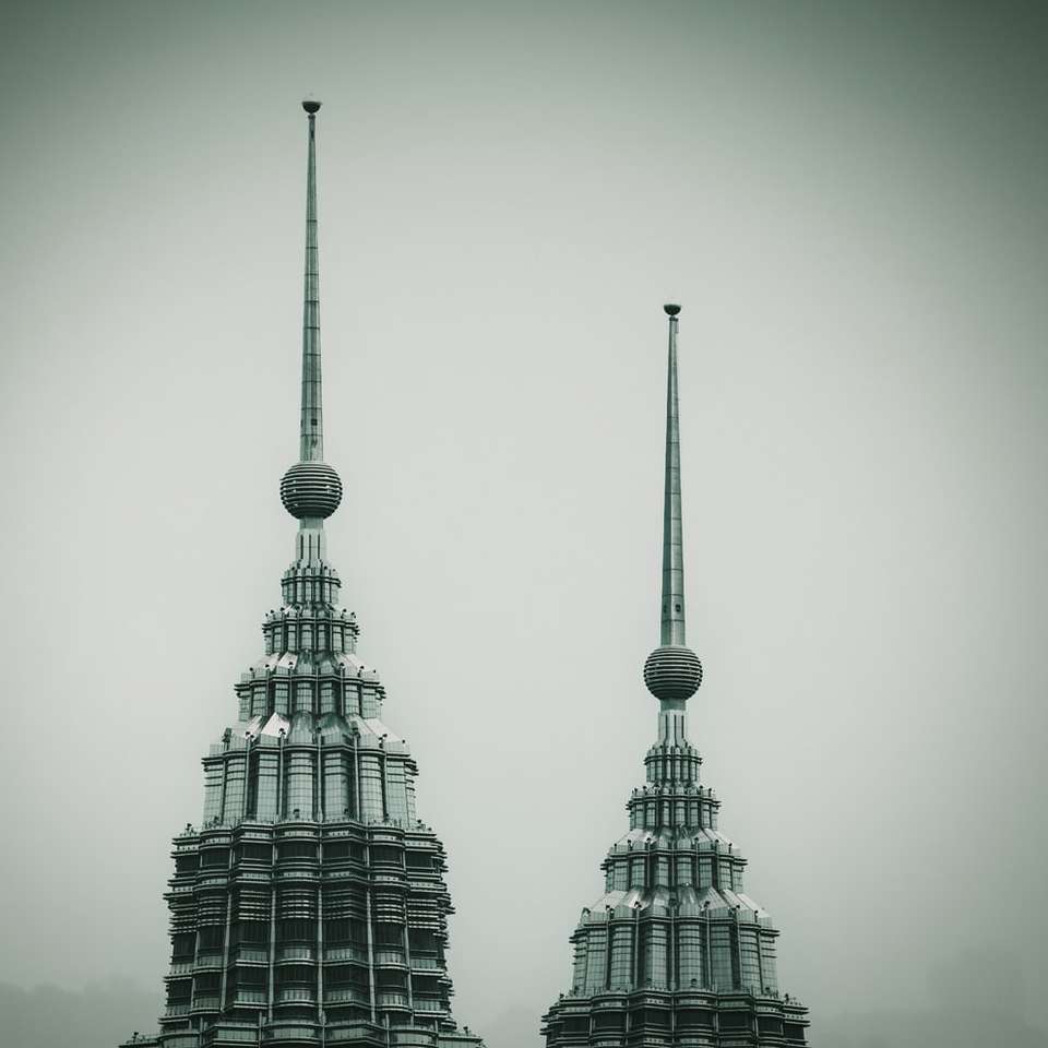 фотография высотного здания в оттенках серого раздвижная головоломка онлайн