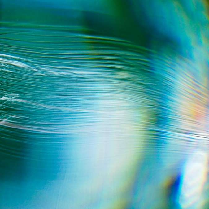 niebiesko-biała fala wody puzzle przesuwne online