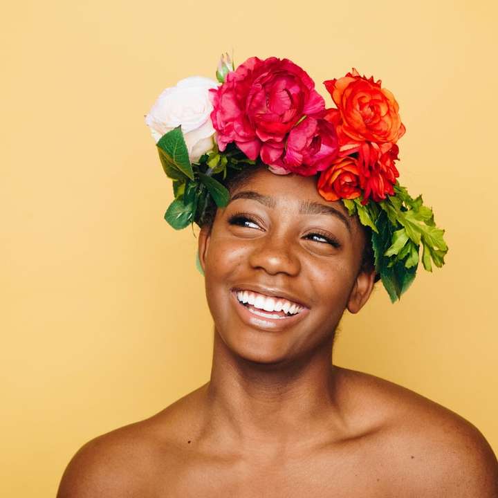 γυναίκα που χαμογελά φορώντας κορώνα λουλουδιών online παζλ