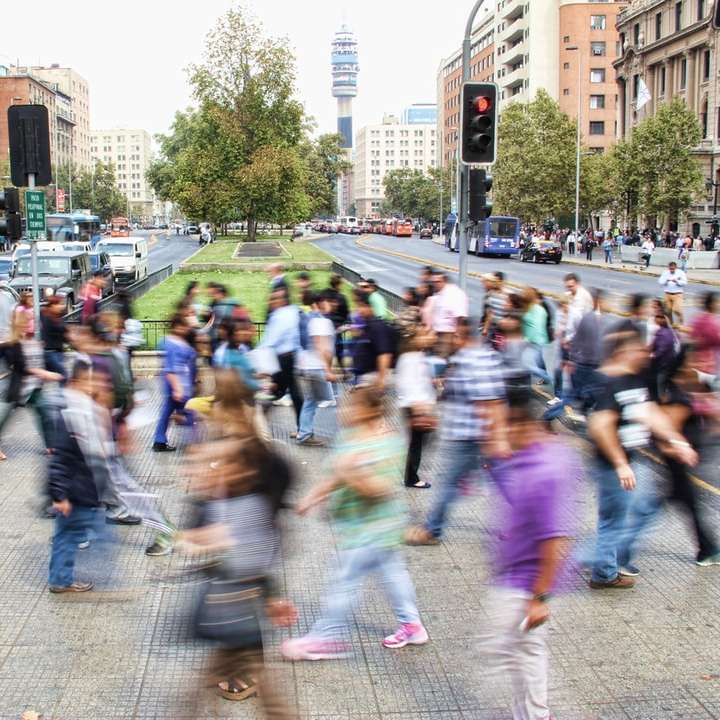 timelapse foto van passerende mensen op straat schuifpuzzel online