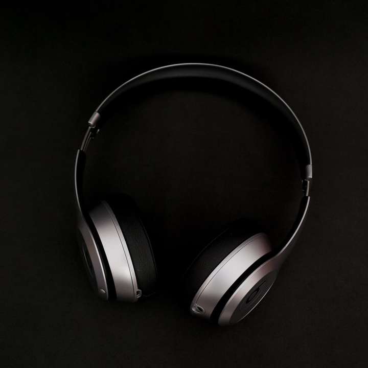 ασημί ακουστικά πάνω από μαύρη επιφάνεια online παζλ
