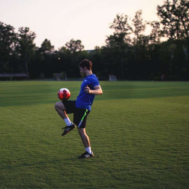 человек жонглирует мячом на траве поля раздвижная головоломка онлайн