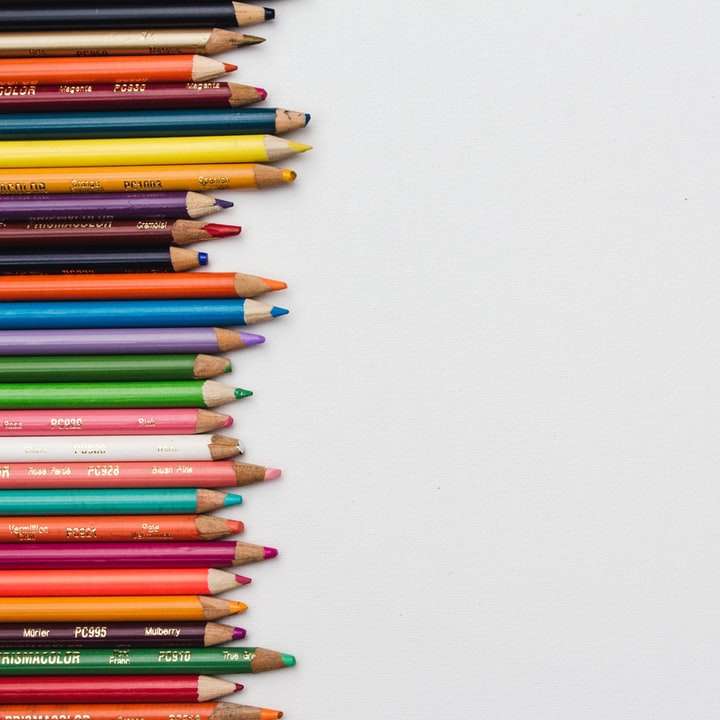 pila de lápices de colores rompecabezas en línea