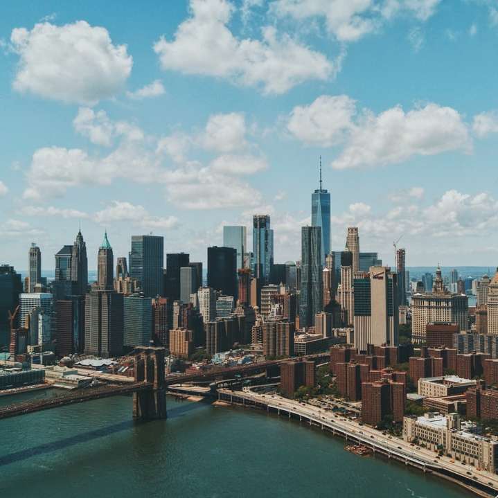 широкоугольное фото Бруклинского моста под пасмурным небом раздвижная головоломка онлайн