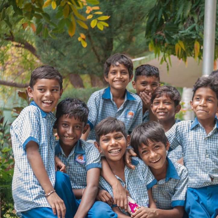 groupe de garçons portant des uniformes scolaires bleus photo puzzle coulissant en ligne