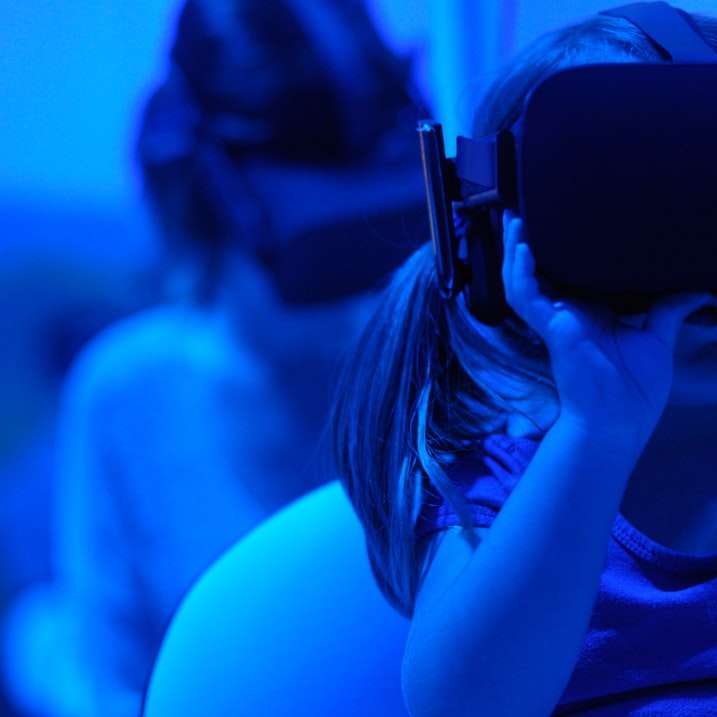 κορίτσι που χρησιμοποιεί γυαλιά εικονικής πραγματικότητας online παζλ