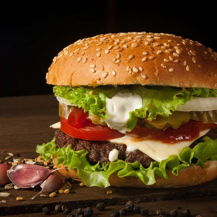 хамбургер със зеленчуци върху дървена повърхност плъзгащ се пъзел онлайн