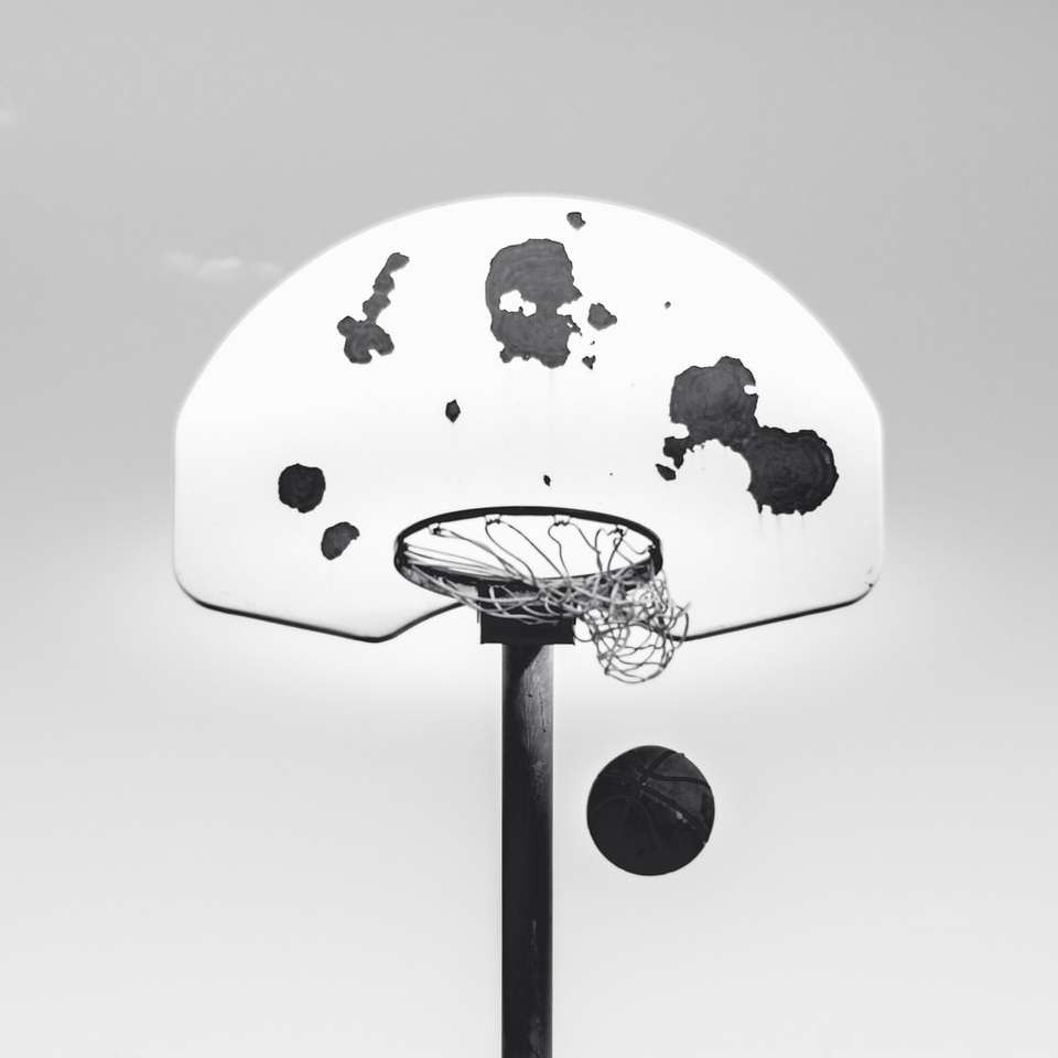 фотография в сиви тонове на баскетболна система и топка онлайн пъзел