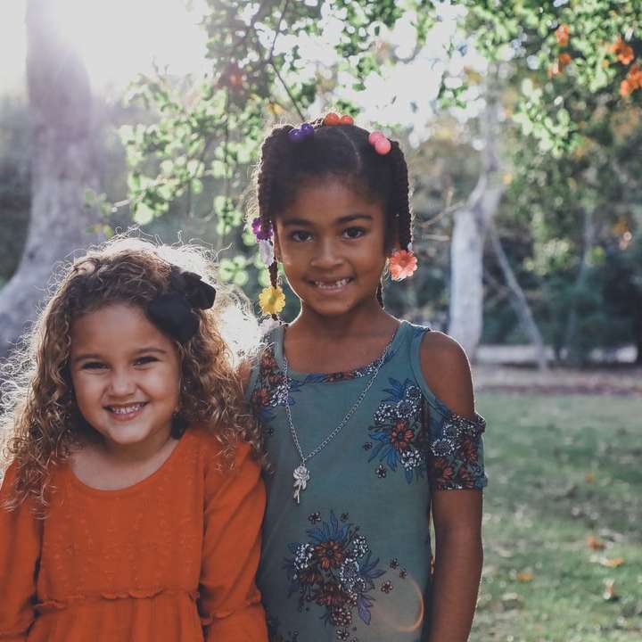 dvě oblečené děti stojící proti stromům posuvné puzzle online
