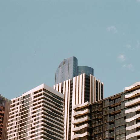 φωτογραφία χαμηλής γωνίας κτιρίων κάτω από το γαλάζιο του ουρανού online παζλ