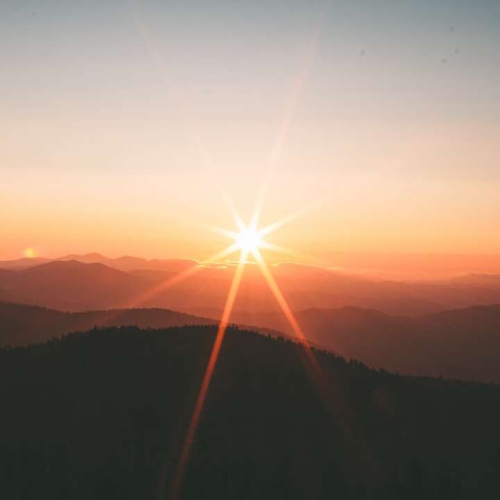 Silhouette der Berge bei Sonnenuntergang Online-Puzzle