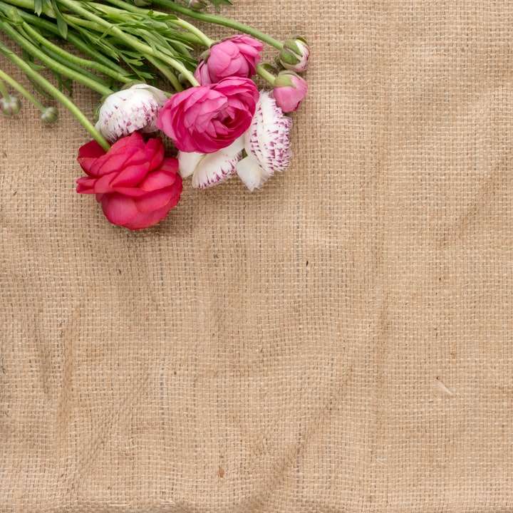 fleurs blanches sur textile gris puzzle coulissant en ligne