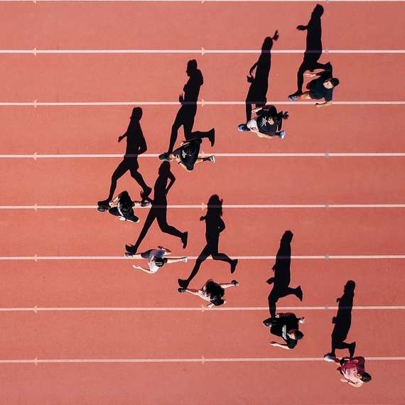 grupa ludzi biegających po stadionie puzzle online