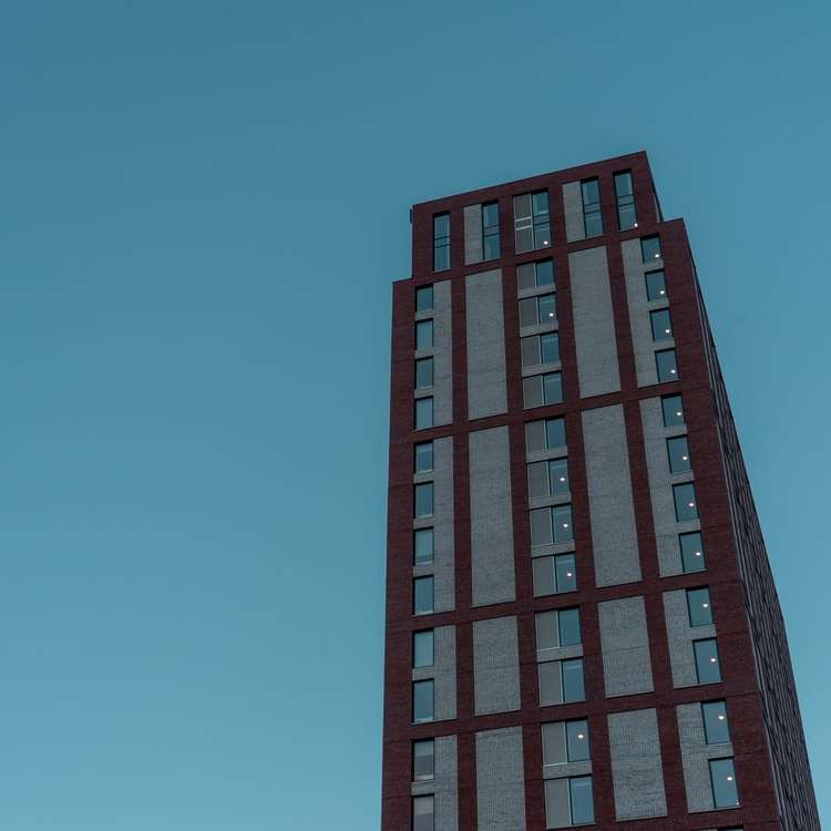青空の下の赤と黒の建物 スライディングパズル・オンライン