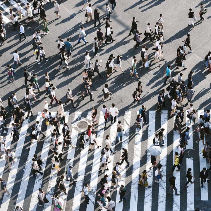 Luftaufnahme von Menschen, die auf der Straße gehen Online-Puzzle