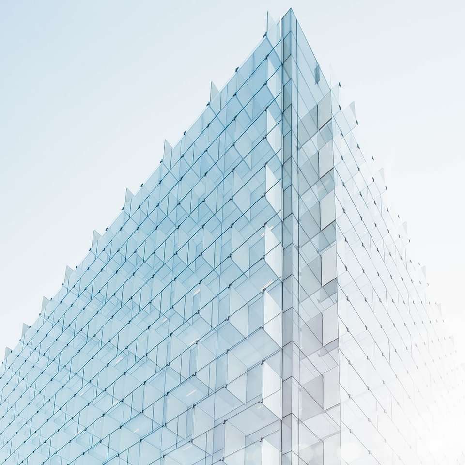 澄んだ青い空の下のガラスの建物 オンラインパズル