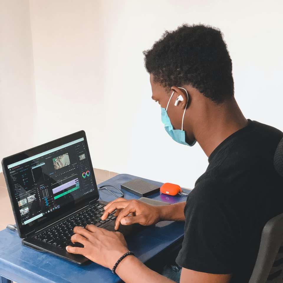 άνδρας με μαύρο μπλουζάκι με λαιμόκοψη χρησιμοποιώντας μαύρο φορητό υπολογιστή συρόμενο παζλ online