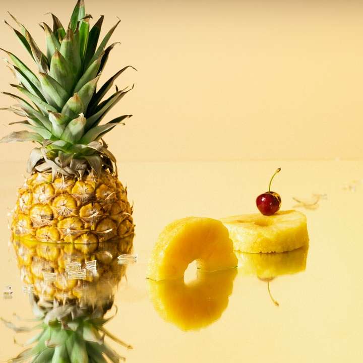 owoc ananasa z owocami czerwonego jabłka puzzle przesuwne online