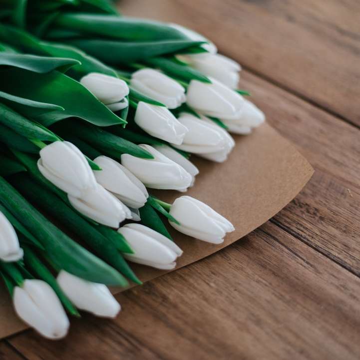 close-upfotografie van een bloemboeket met witte bloemblaadjes schuifpuzzel online