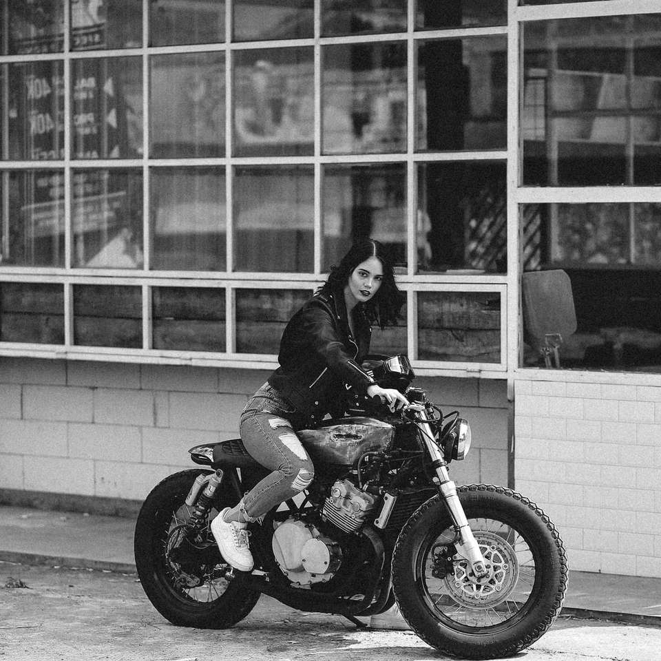 gråskalefoto av man som kör motorcykel glidande pussel online