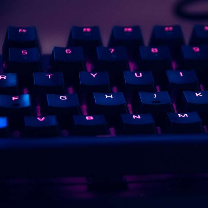 фокусна фотография на компютърна клавиатура с червени светлини плъзгащ се пъзел онлайн