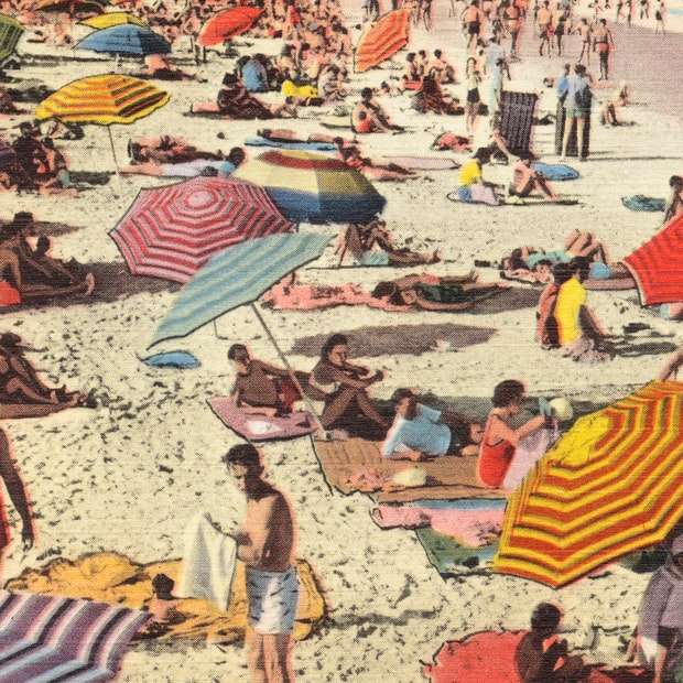 lidé na pláži během dne posuvné puzzle online