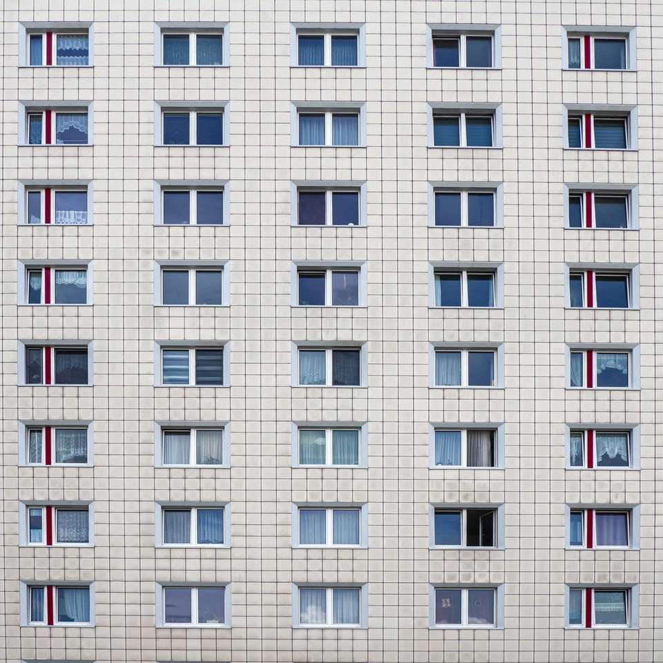 λευκό τσιμεντένιο κτίριο με γυάλινα παράθυρα online παζλ