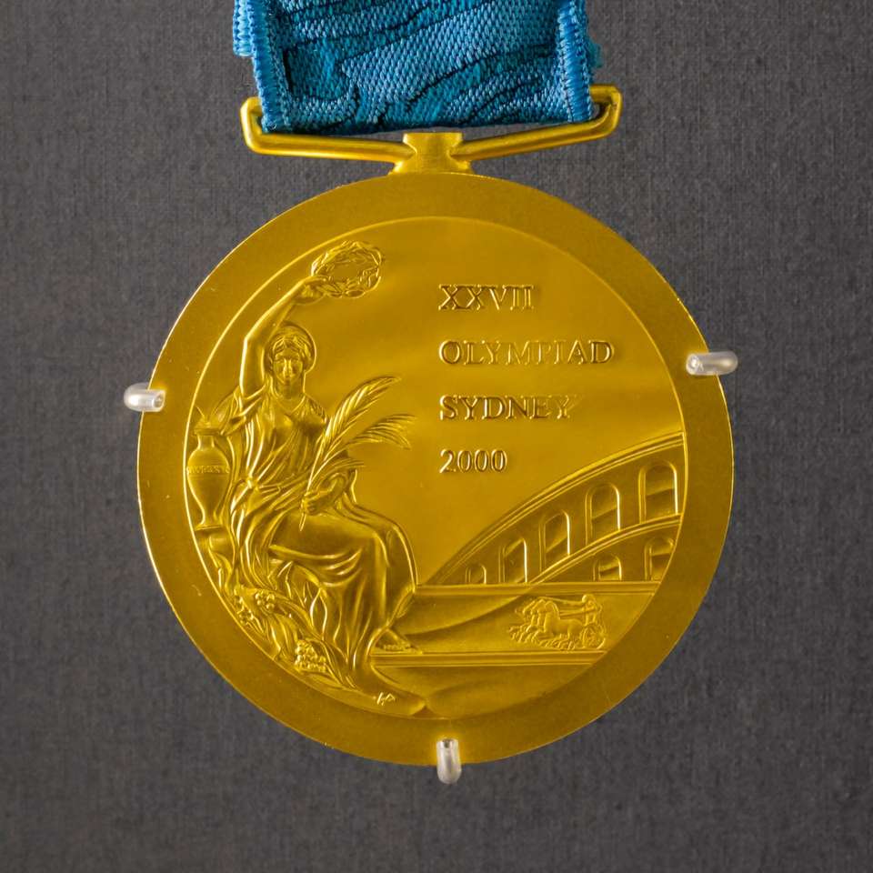 丸い金色のメダル スライディングパズル・オンライン