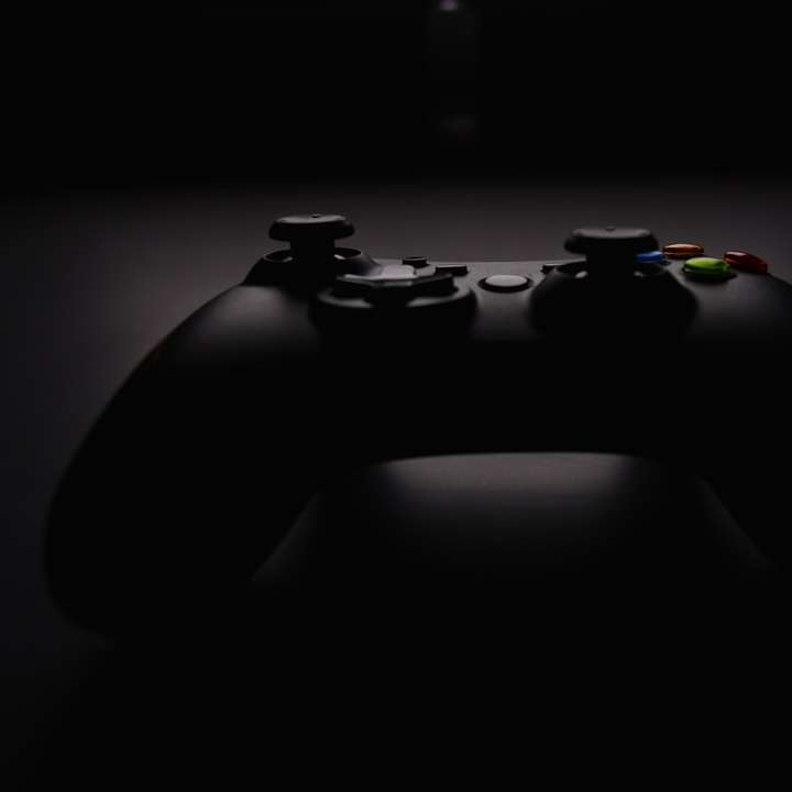 Photographie de mise au point peu profonde de la manette Xbox noire puzzle coulissant en ligne