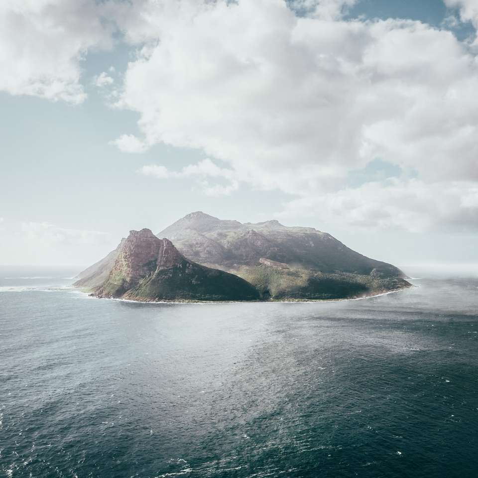 Фотография острова под белыми облаками с высоты птичьего полета онлайн-пазл
