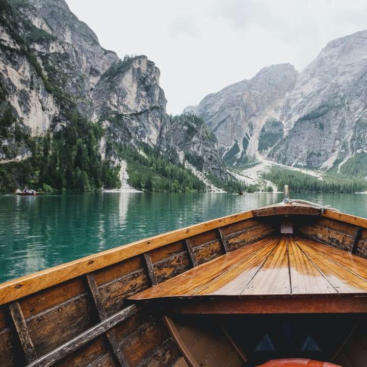 bruine houten boot op weg naar de berg schuifpuzzel online