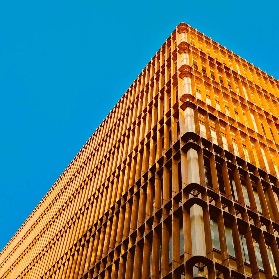 nízkoúhlé fotografování betonové budovy posuvné puzzle online