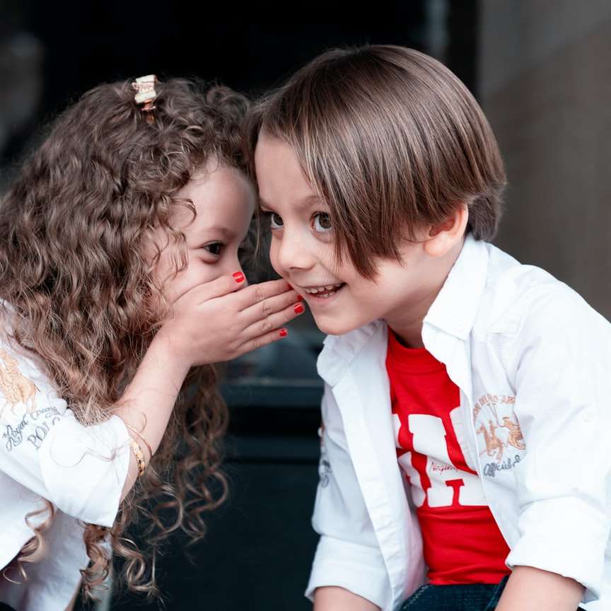 Frau im weißen Langarmhemd küsst Mädchen Schiebepuzzle online