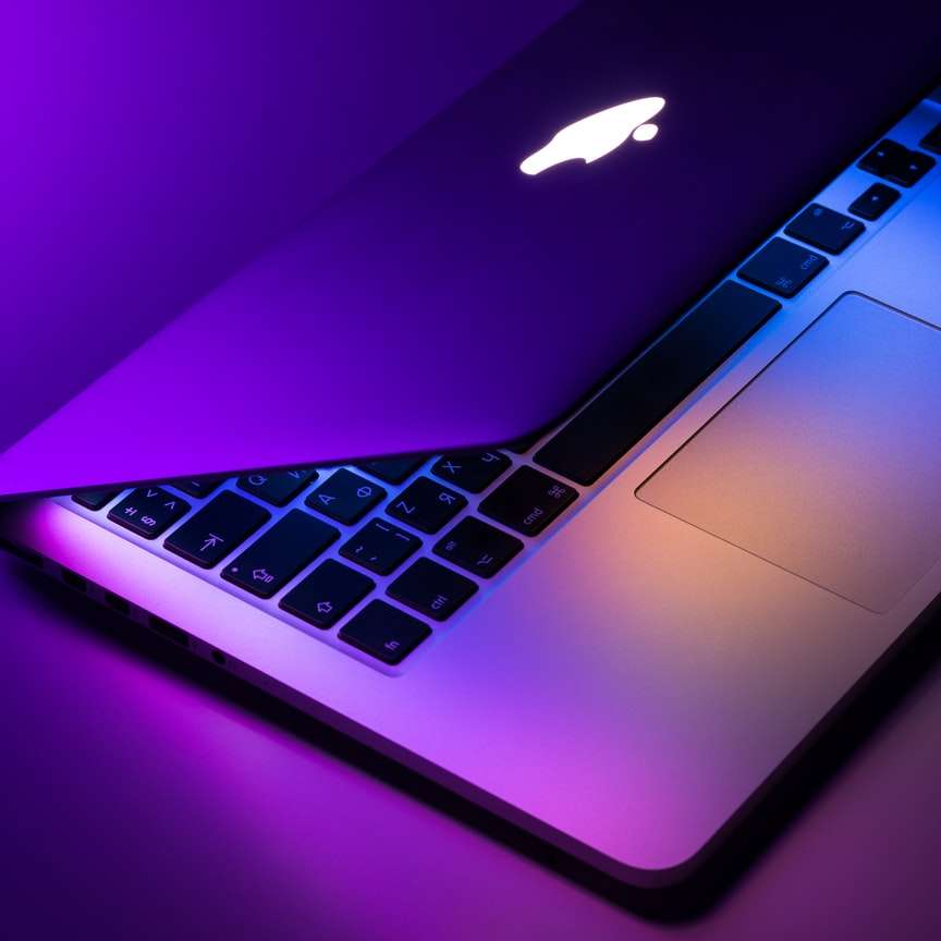 lätt öppnad silver MacBook glidande pussel online